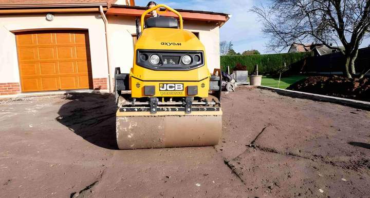 Utilisation rouleau compresseur travaux de terrassement Rives-en-Seine