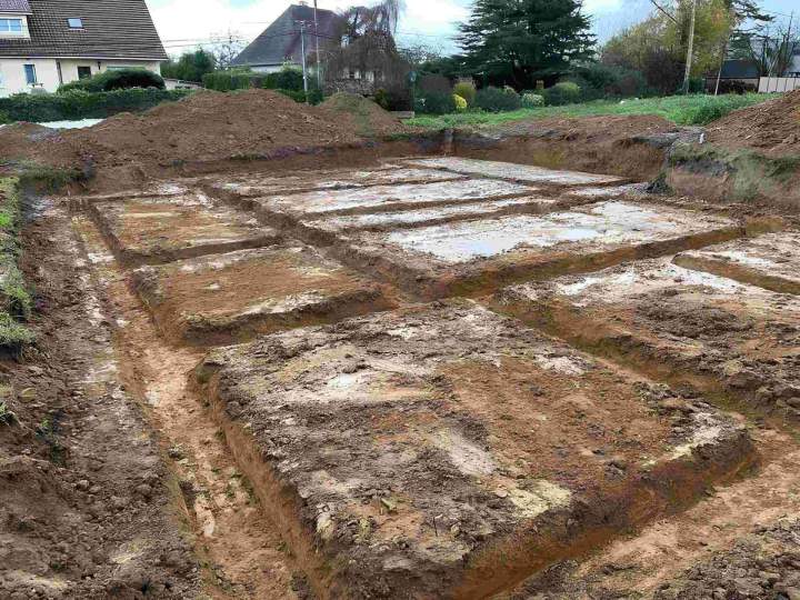 Préparation et nivellement de terrain avant construction