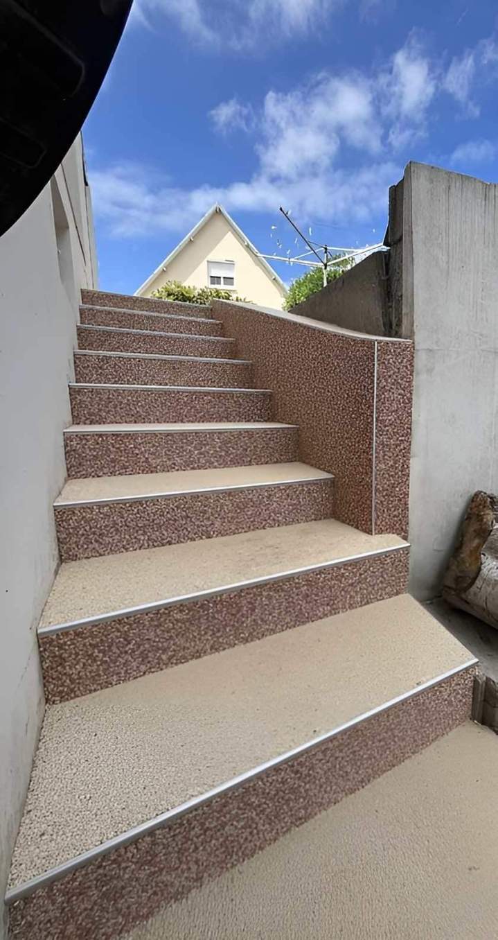 Sol drainant et confortable imitant les graviers naturels