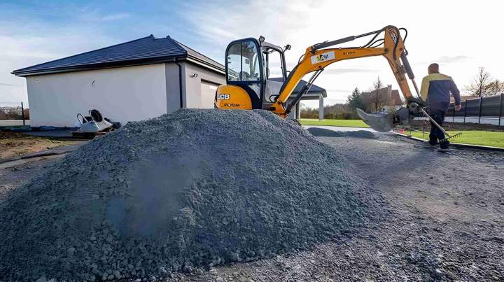 Utilisation mini-pelle aménagement extérieur Rives-en-Seine